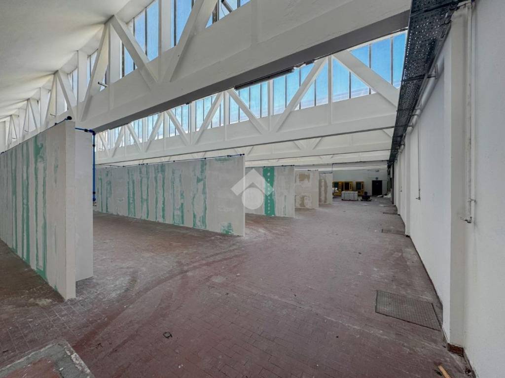 locale commerciale in affitto ad Usmate Velate