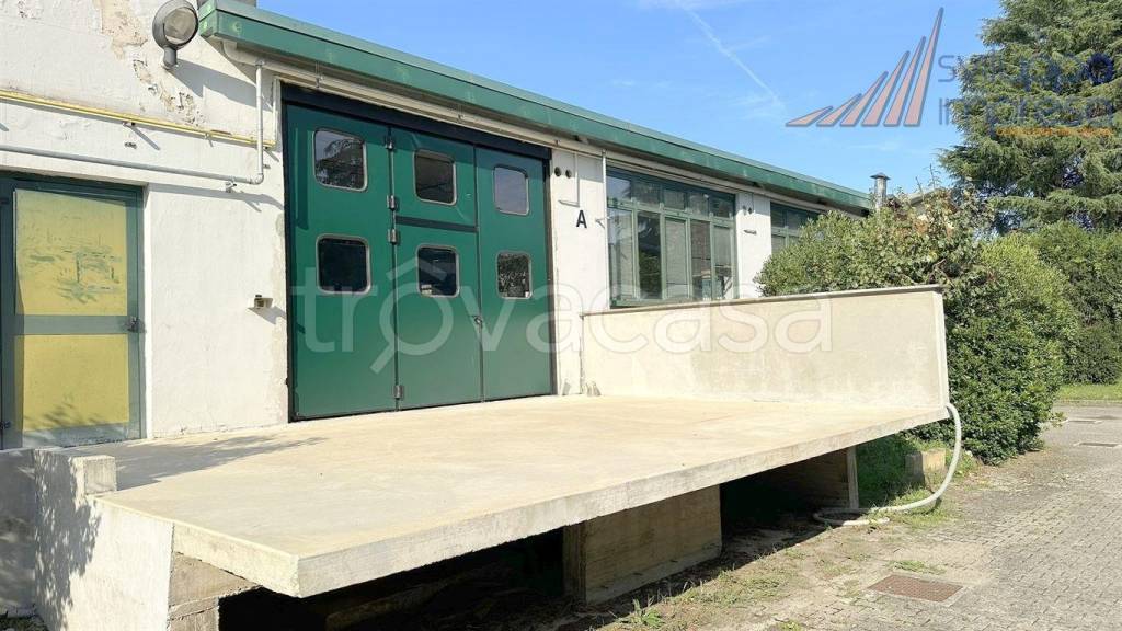 locale commerciale in affitto ad Usmate Velate