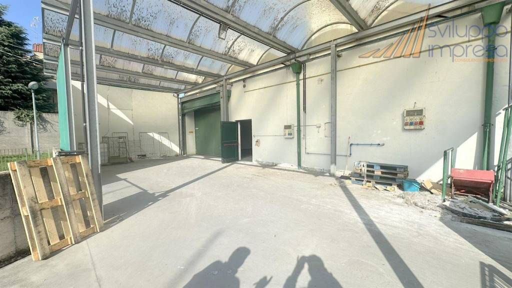 locale commerciale in affitto ad Usmate Velate