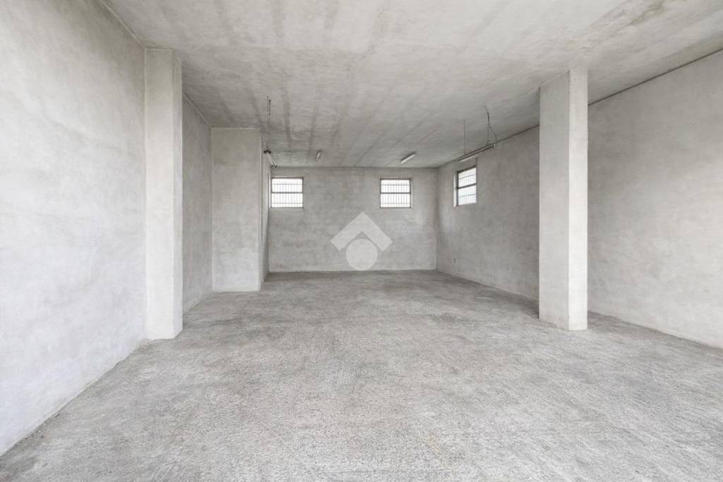 locale commerciale in affitto ad Usmate Velate