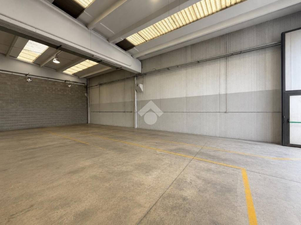 locale commerciale in affitto ad Usmate Velate in zona Bettolino