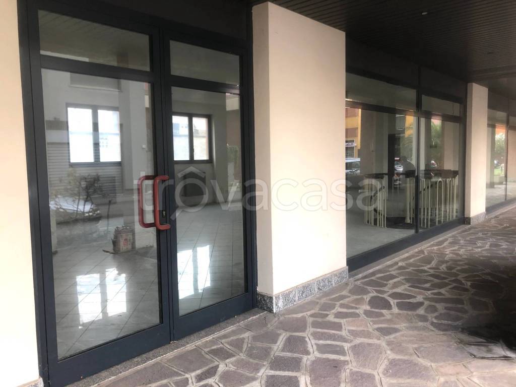 negozio in affitto a Varedo in zona Valera