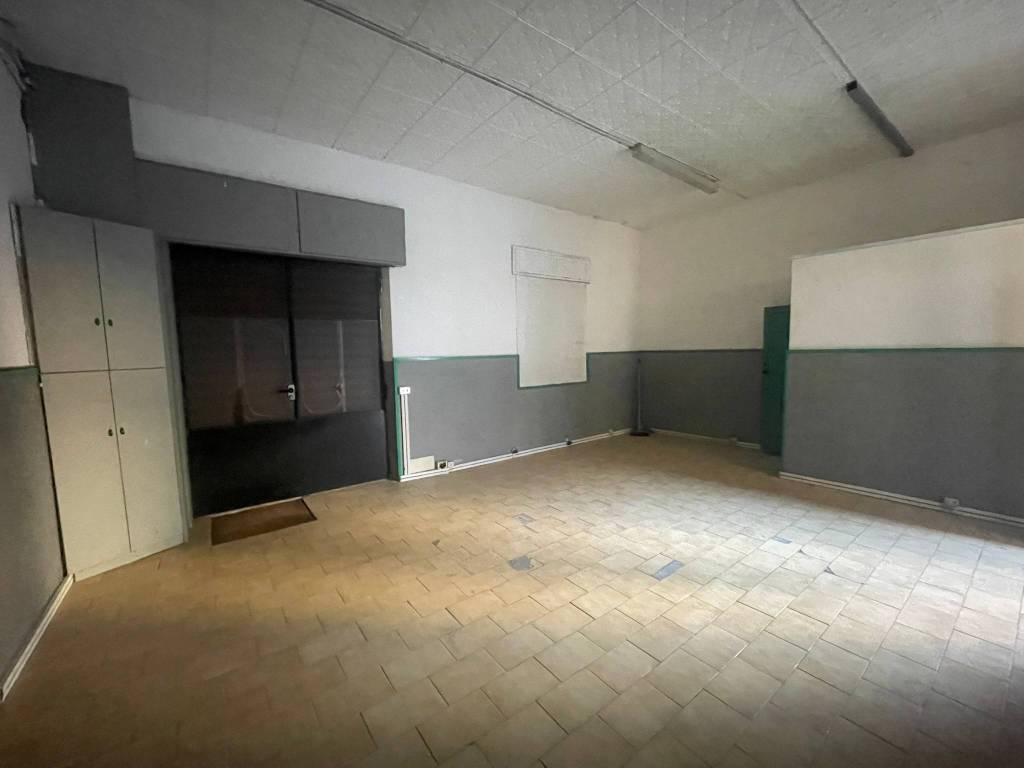 locale commerciale in affitto a Varedo in zona Valera