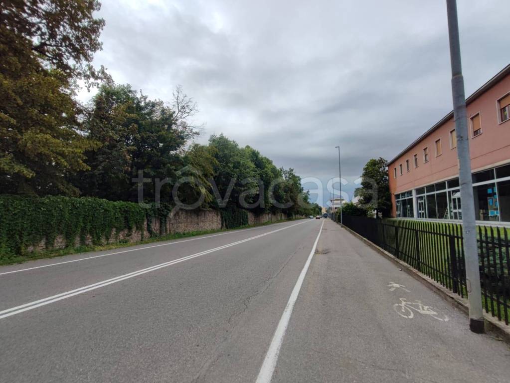 negozio in affitto a Vedano al Lambro