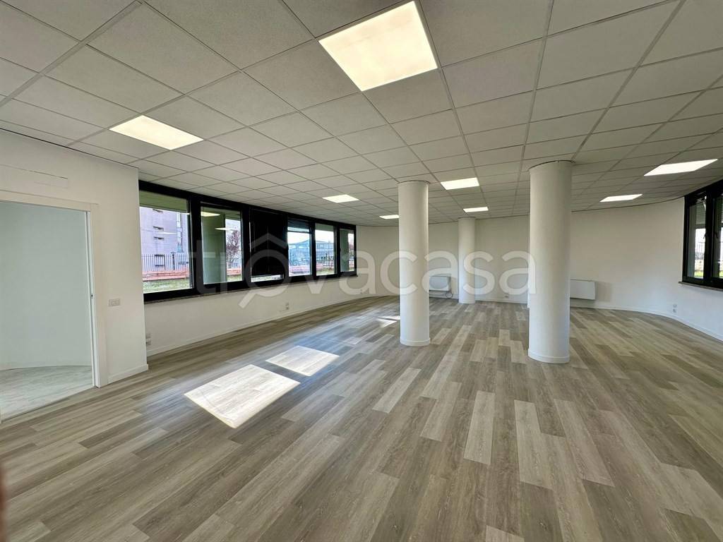 negozio in affitto a Vedano al Lambro