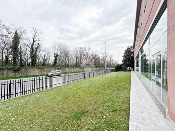 locale commerciale in affitto a Vedano al Lambro