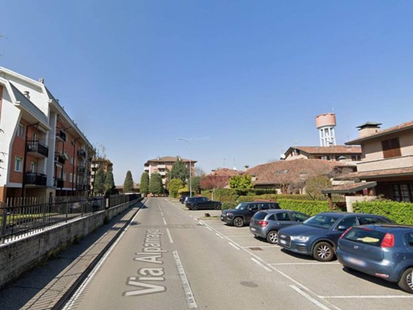 negozio in affitto a Vedano al Lambro