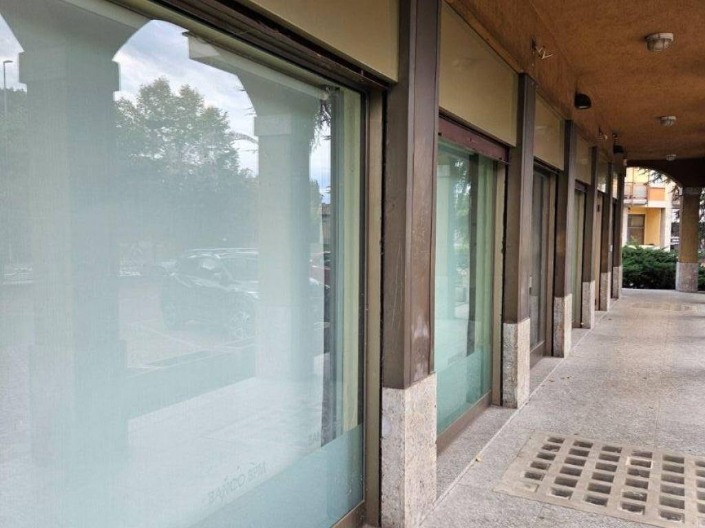 negozio in affitto a Verano Brianza