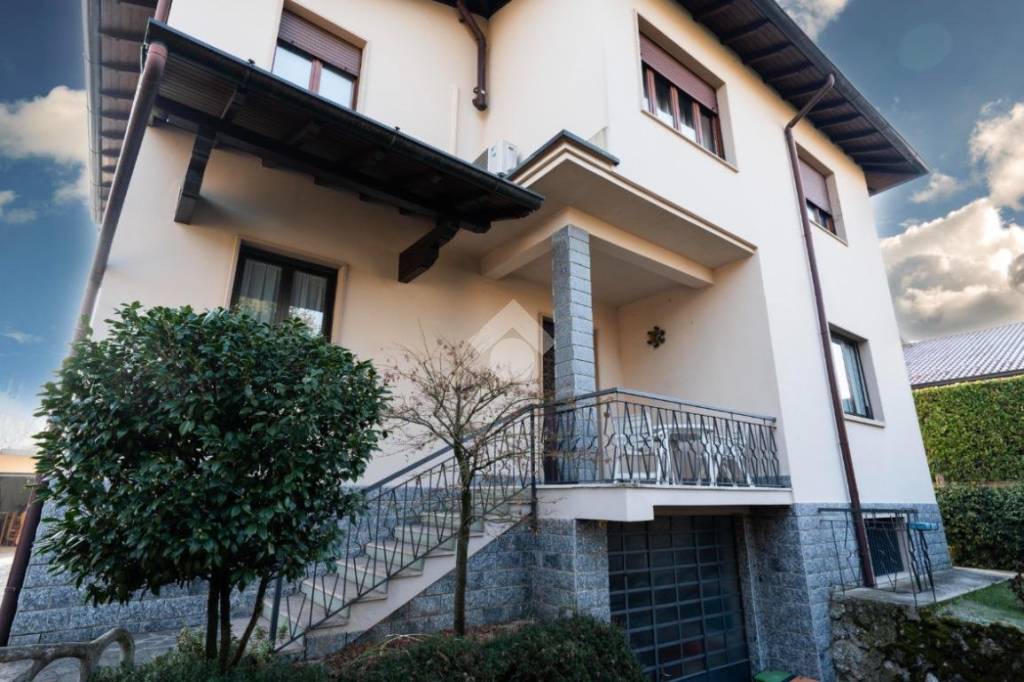 casa indipendente in affitto a Verano Brianza