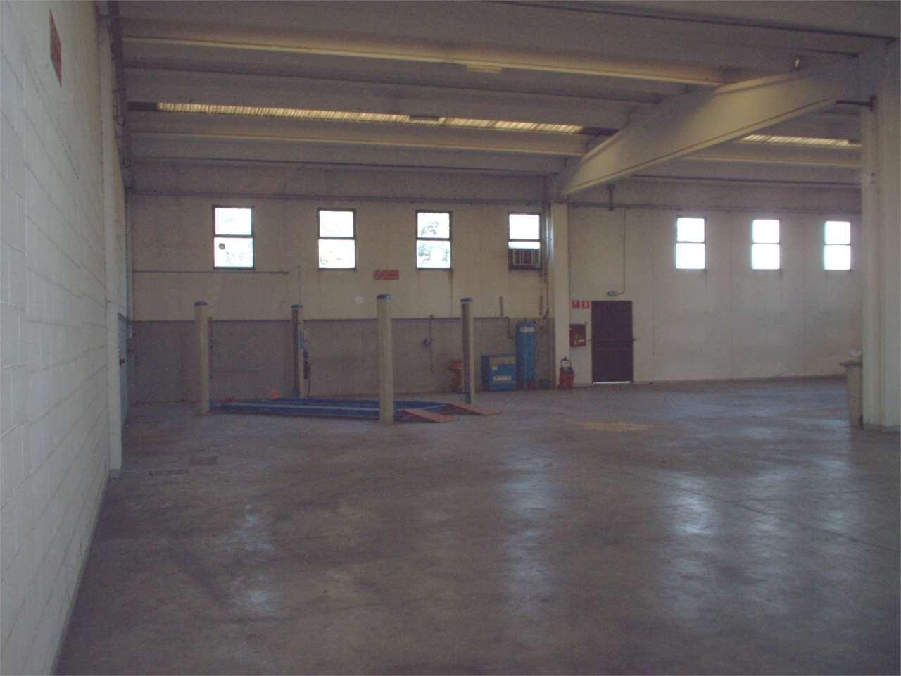 locale commerciale in affitto a Vimercate