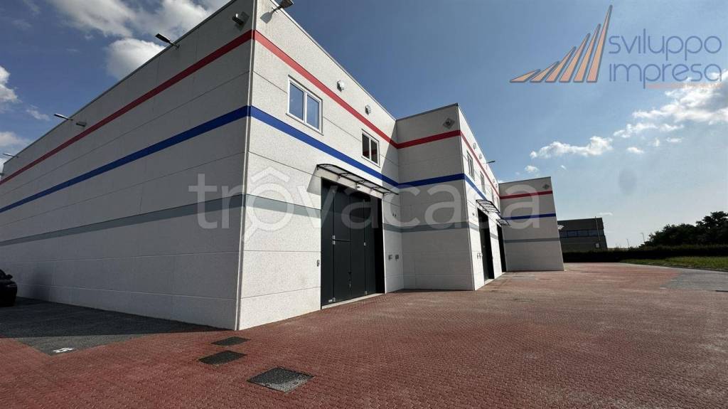 locale commerciale in affitto a Vimercate