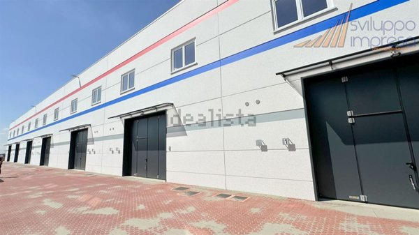 locale commerciale in affitto a Vimercate