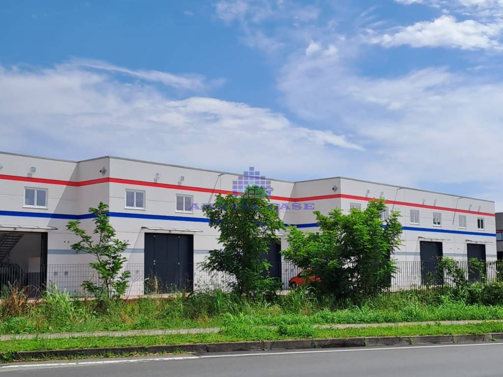 locale commerciale in affitto a Vimercate