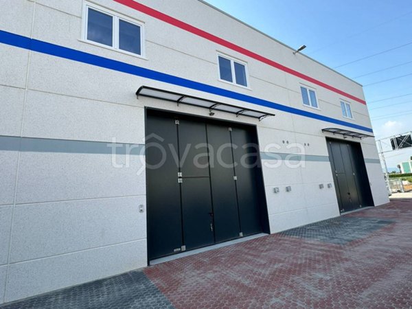 locale commerciale in affitto a Vimercate