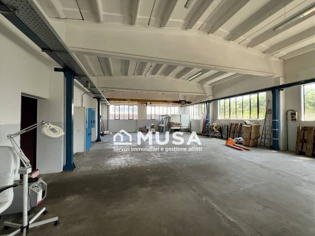 locale commerciale in affitto a Vimercate