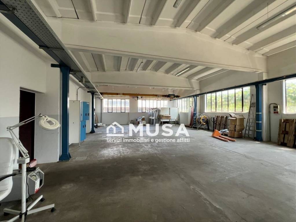 locale commerciale in affitto a Vimercate