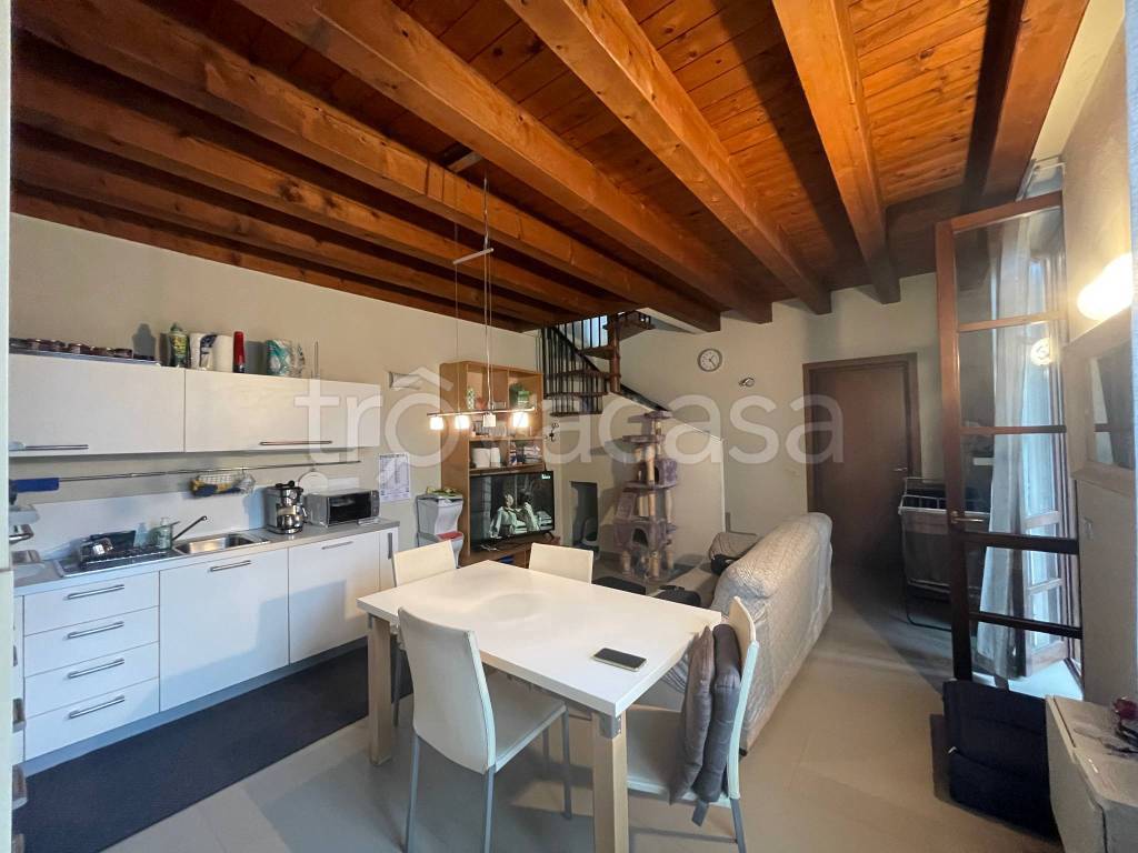 appartamento in affitto a Vimercate in zona Oreno