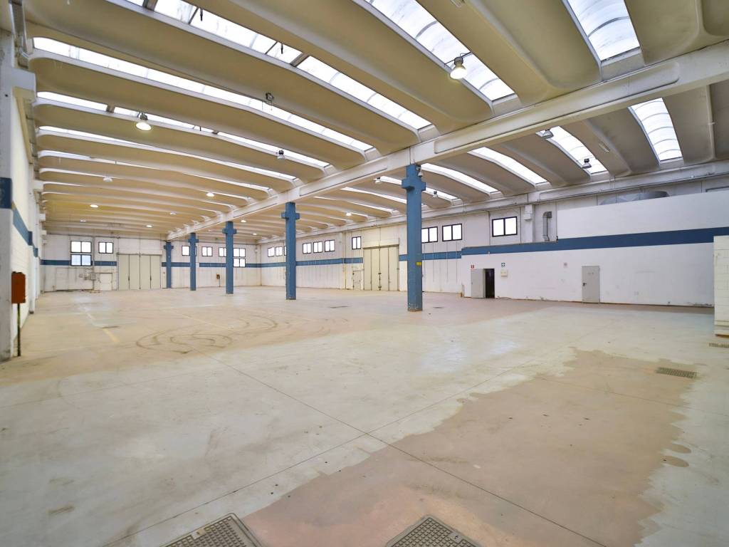 locale commerciale in affitto a Vimercate