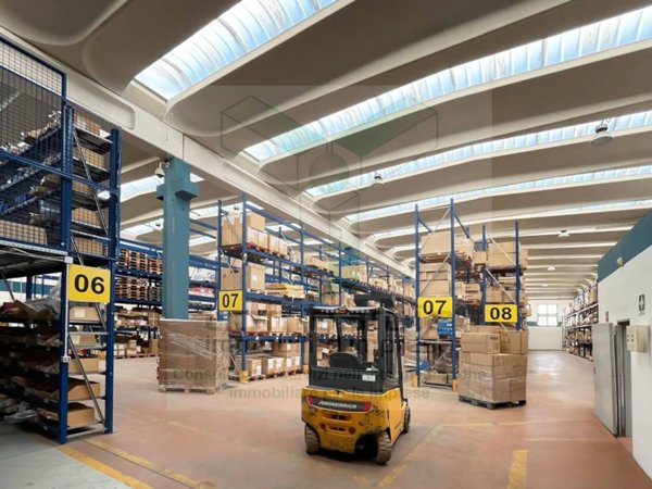 locale commerciale in affitto a Vimercate