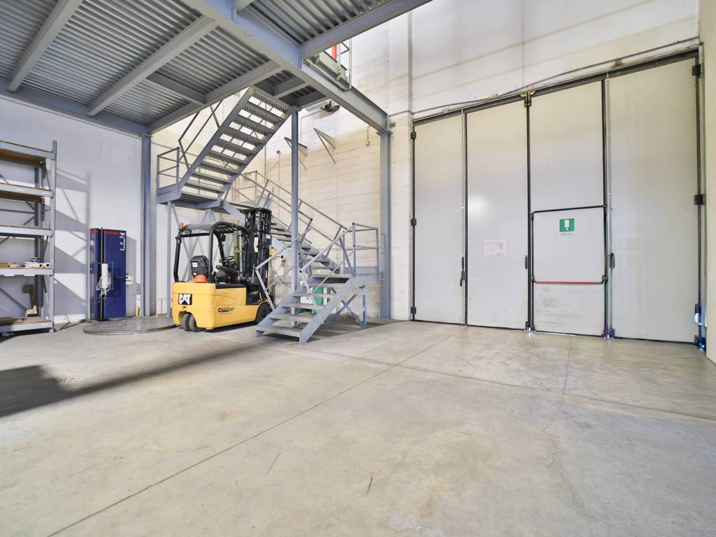 locale commerciale in affitto a Vimercate