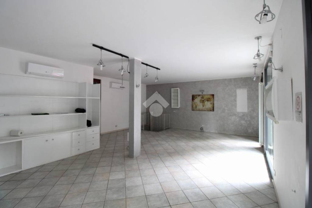 negozio in affitto a Vimercate in zona Centro Storico