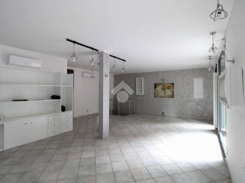 negozio in affitto a Vimercate