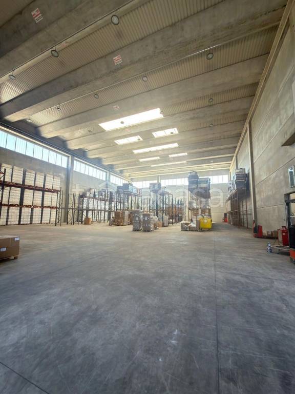 locale commerciale in affitto a Vimercate