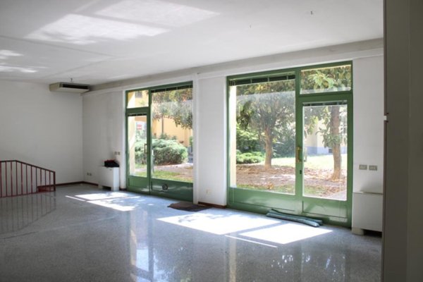 negozio in affitto a Vimercate in zona Oreno