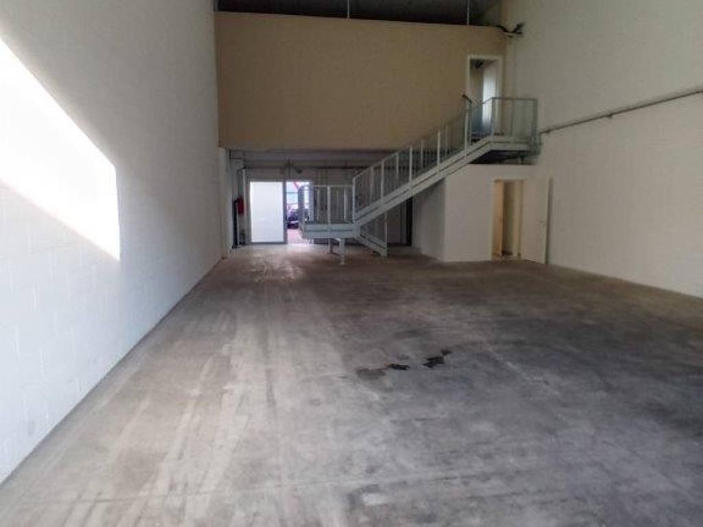 locale commerciale in affitto a Busnago