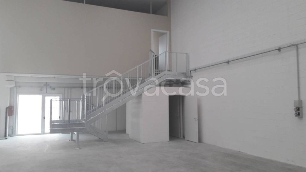 locale commerciale in affitto a Busnago