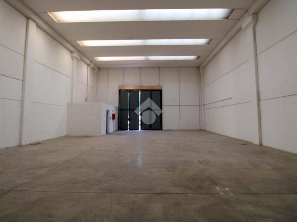 locale commerciale in affitto a Busnago