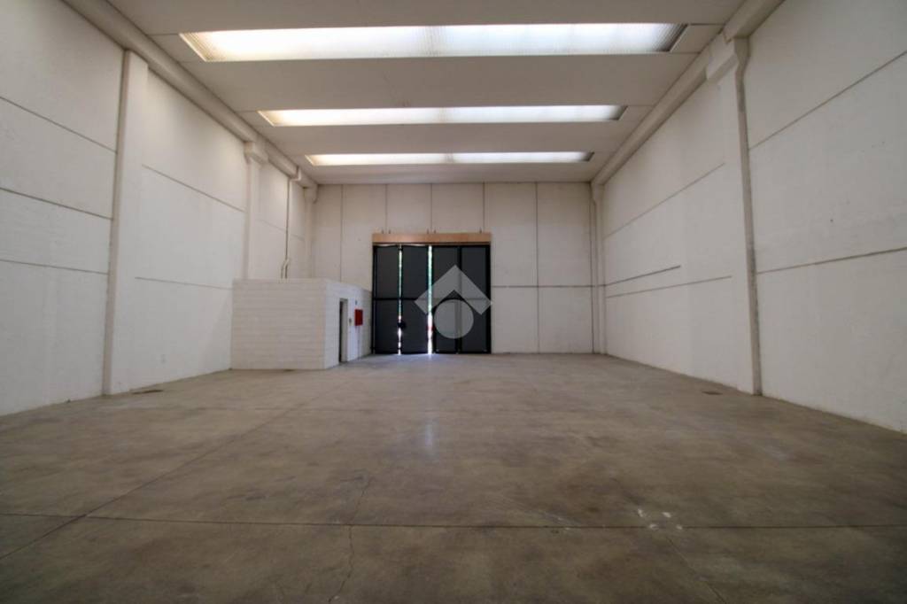 locale commerciale in affitto a Busnago