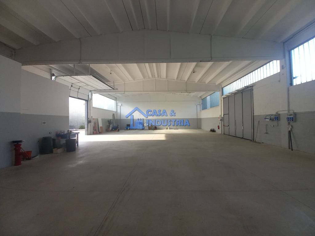 locale commerciale in affitto a Busnago