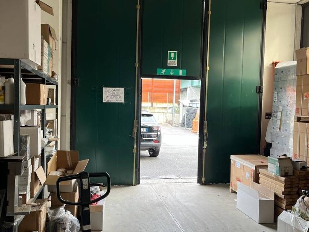 locale commerciale in affitto a Caponago