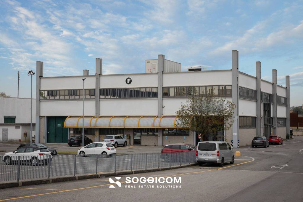 locale commerciale in affitto a Caponago