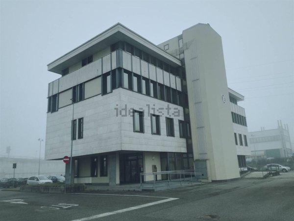 locale di sgombero in affitto a Caponago