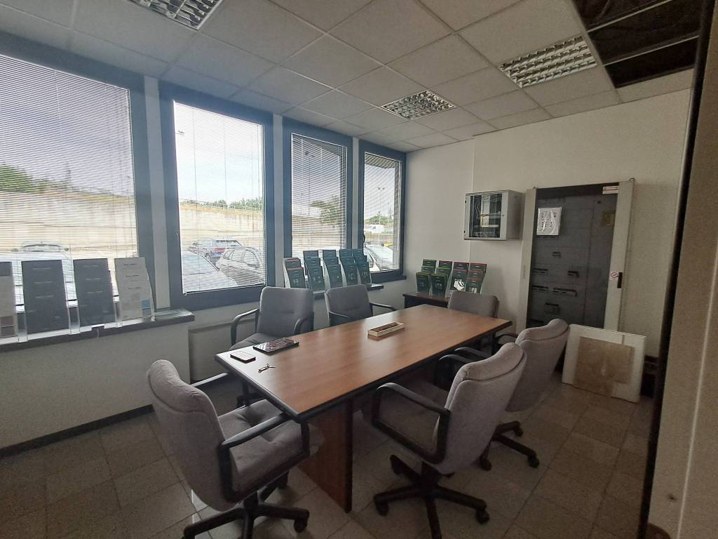 locale commerciale in affitto a Caponago
