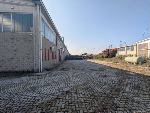locale commerciale in affitto a Cornate d'Adda