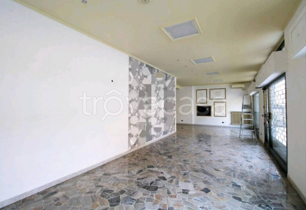 negozio in affitto a Cornate d'Adda in zona Colnago