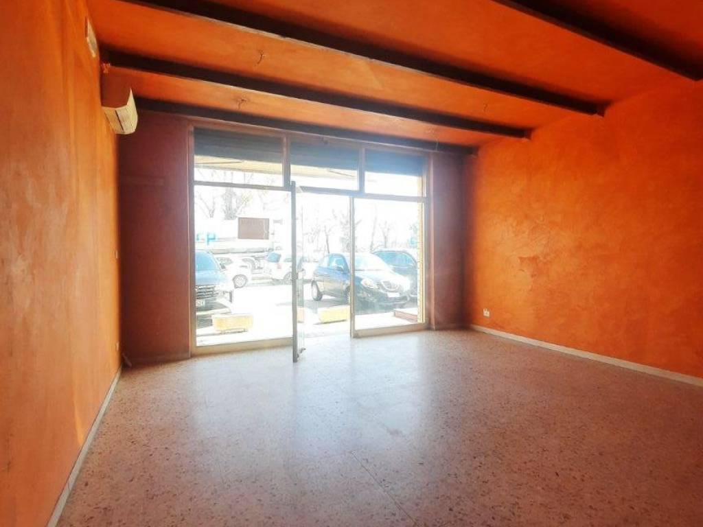 locale commerciale in vendita ad Altidona in zona Marina di Altidona