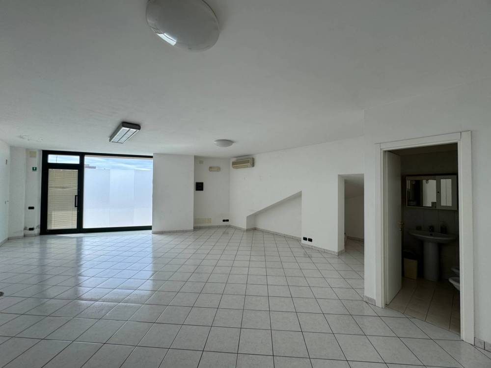 locale commerciale in affitto a Fermo