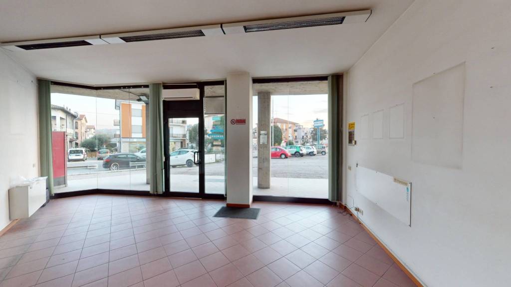 negozio in affitto a Fermo in zona Campiglione
