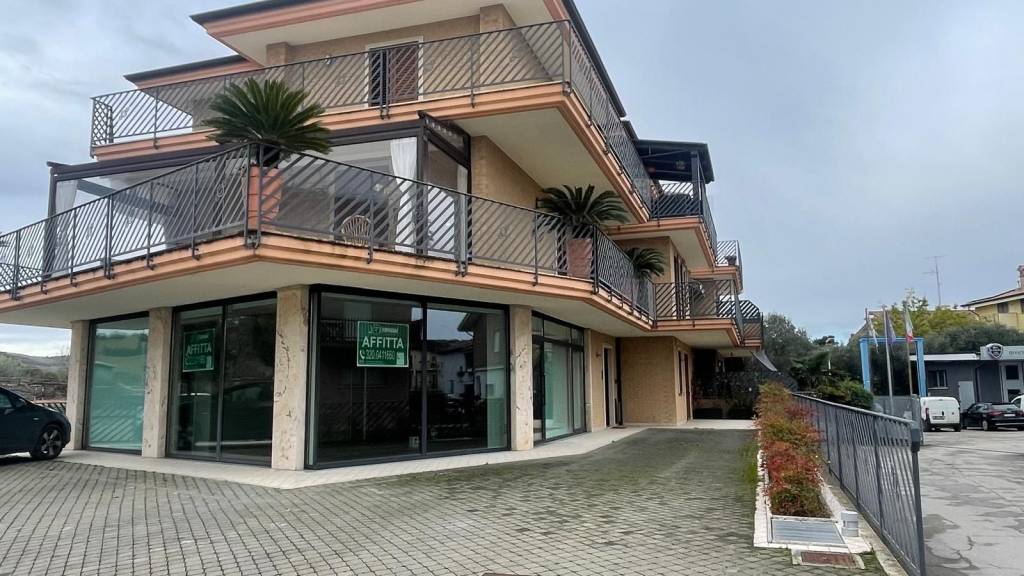 negozio in affitto a Fermo in zona Campiglione
