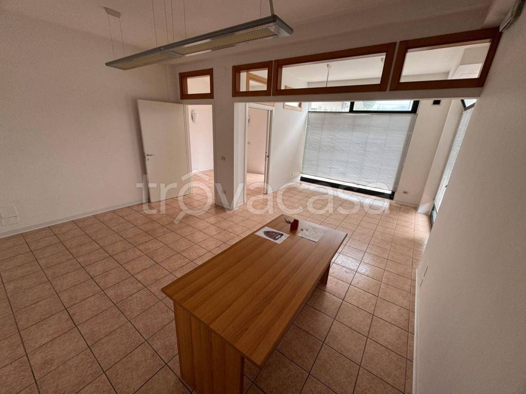 negozio in affitto a Fermo in zona Salvano