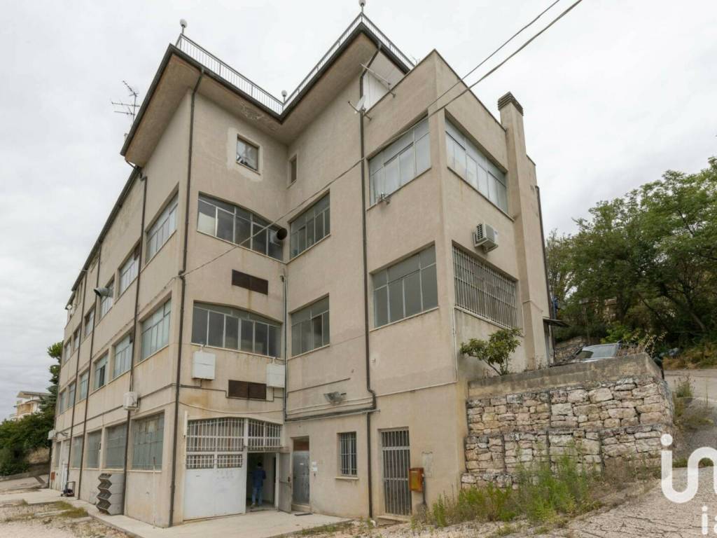 locale commerciale in affitto a Montegranaro