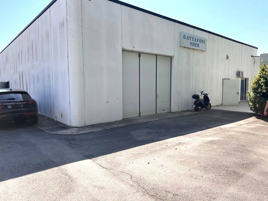 locale commerciale in affitto a Monte Urano