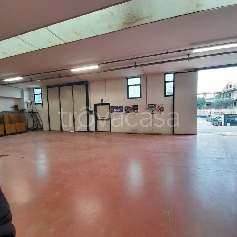 locale commerciale in affitto a Monte Urano