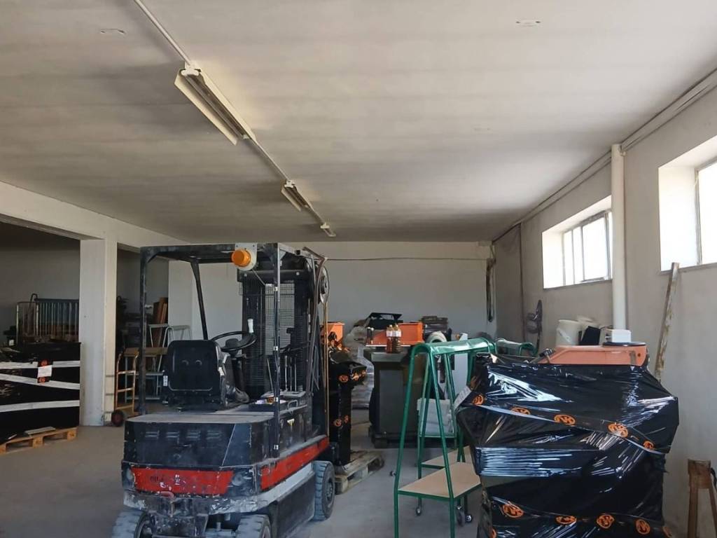 locale commerciale in affitto a Monte Urano