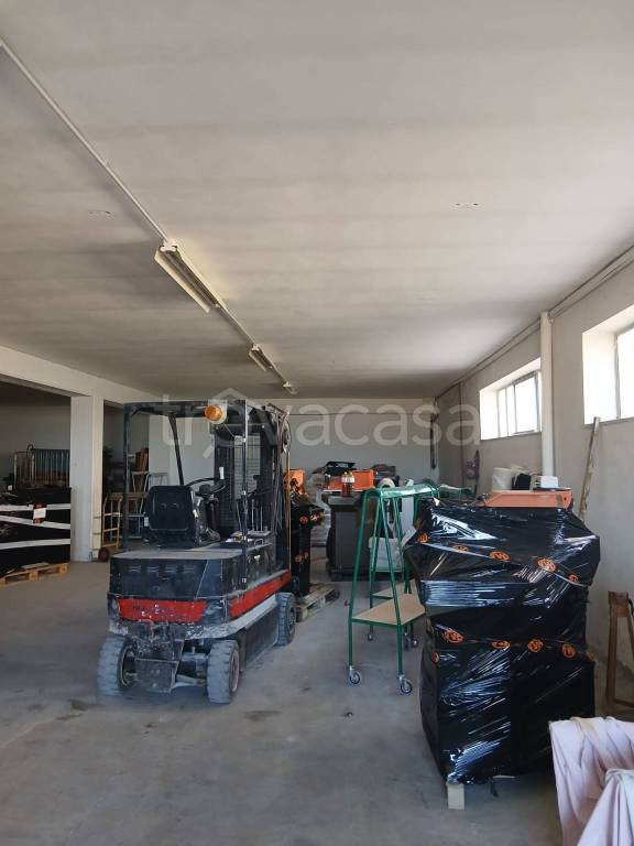 locale commerciale in affitto a Monte Urano