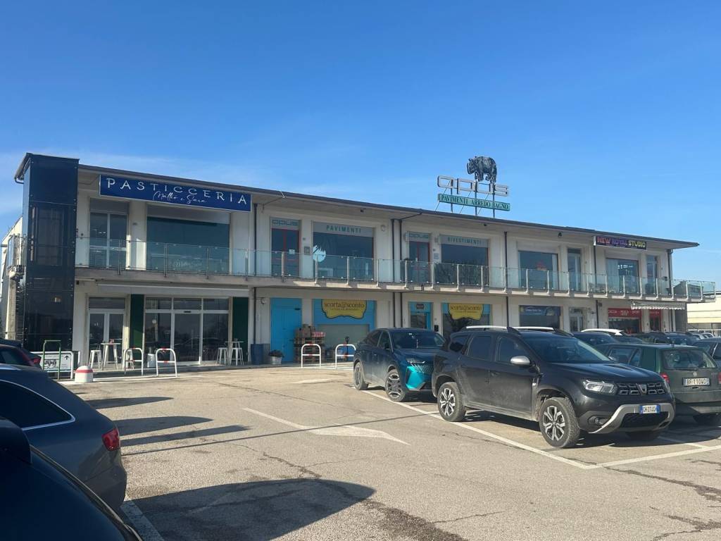 negozio in affitto a Monte Urano